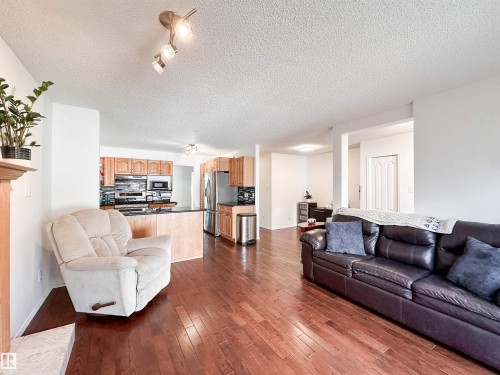 10020 97 Avenue, Edmonton, AB - Indoor Photo Showing Living Room
