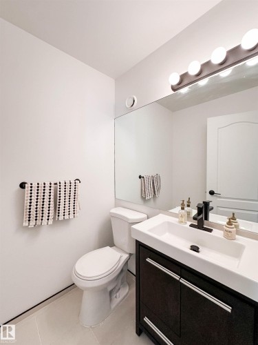 10020 97 Avenue, Edmonton, AB - Indoor Photo Showing Bathroom