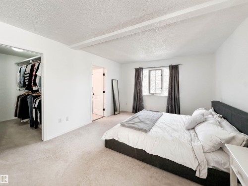 10020 97 Avenue, Edmonton, AB - Indoor Photo Showing Bedroom