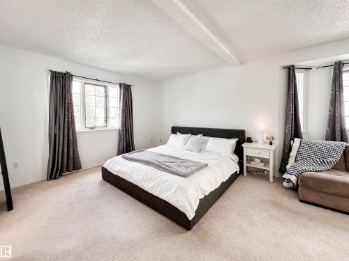 10020 97 Avenue, Edmonton, AB - Indoor Photo Showing Bedroom