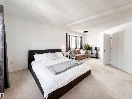 10020 97 Avenue, Edmonton, AB - Indoor Photo Showing Bedroom