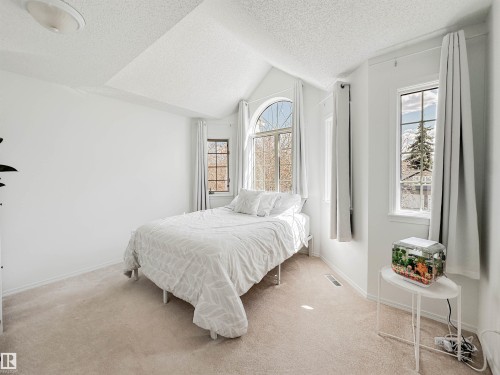 10020 97 Avenue, Edmonton, AB - Indoor Photo Showing Bedroom