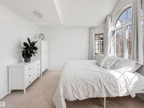 10020 97 Avenue, Edmonton, AB - Indoor Photo Showing Bedroom