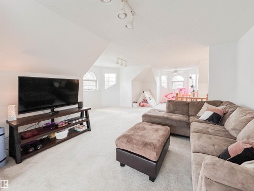 10020 97 Avenue, Edmonton, AB - Indoor Photo Showing Living Room