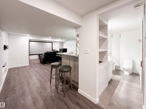 10020 97 Avenue, Edmonton, AB - Indoor