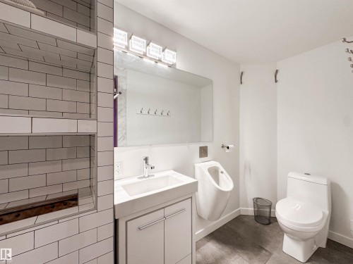 10020 97 Avenue, Edmonton, AB - Indoor Photo Showing Bathroom