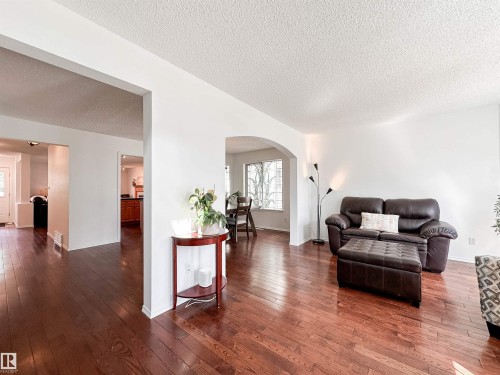 10020 97 Avenue, Edmonton, AB - Indoor Photo Showing Living Room