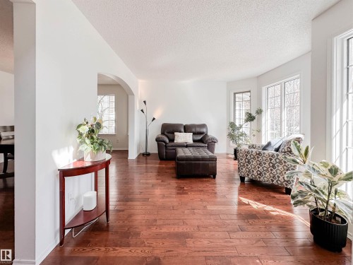 10020 97 Avenue, Edmonton, AB - Indoor Photo Showing Living Room