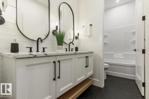 10519 138 Street, Edmonton, AB - Indoor Photo Showing Bathroom