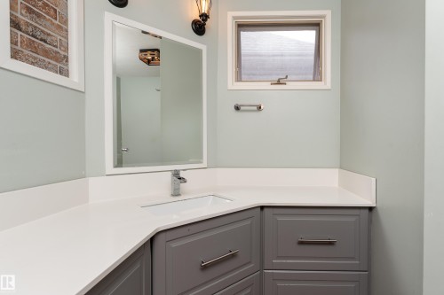 Updated bath with claw-foot tub and stand-up shower, 2nd floor - 10956 81 Avenue, Edmonton, AB - Indoor Photo Showing Bathroom