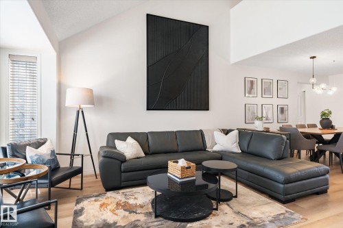 21 10235 111 Street, Edmonton, AB - Indoor Photo Showing Living Room