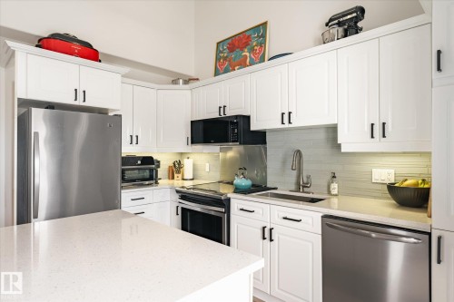 21 10235 111 Street, Edmonton, AB - Indoor Photo Showing Kitchen With Upgraded Kitchen