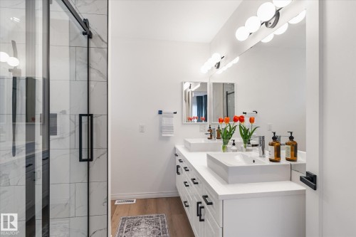21 10235 111 Street, Edmonton, AB - Indoor Photo Showing Bathroom
