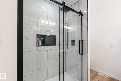 21 10235 111 Street, Edmonton, AB - Indoor Photo Showing Bathroom
