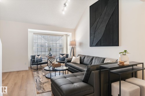 21 10235 111 Street, Edmonton, AB - Indoor Photo Showing Living Room