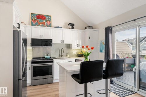 21 10235 111 Street, Edmonton, AB - Indoor Photo Showing Kitchen With Upgraded Kitchen