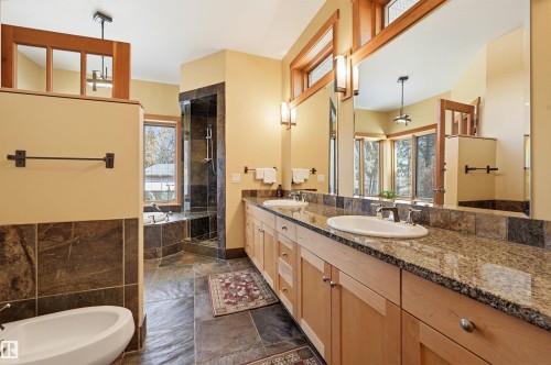 9212 118 Street, Edmonton, AB - Indoor Photo Showing Bathroom