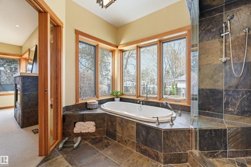 9212 118 Street, Edmonton, AB - Indoor Photo Showing Bathroom
