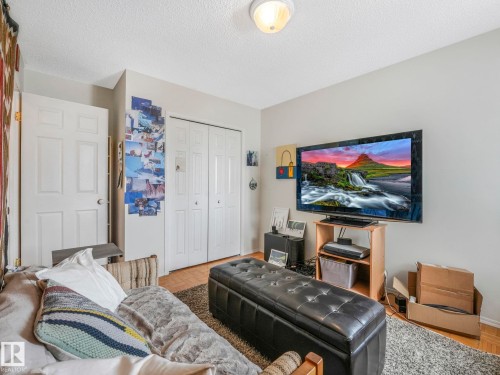 This room features light-colored walls and hardwood flooring - 308 Beringer Crescent, Edmonton, AB - Indoor Photo Showing Living Room