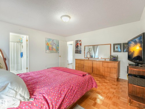 Bedroom featuring parquet hardwood flooring and a ceiling light fixture - 308 Beringer Crescent, Edmonton, AB - Indoor Photo Showing Bedroom