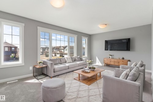3318 21A Avenue, Edmonton, AB - Indoor Photo Showing Living Room