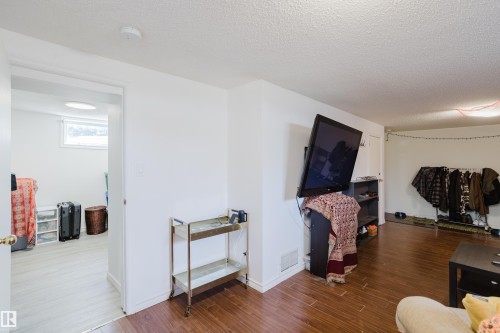10325 152 Street, Edmonton, AB - Indoor