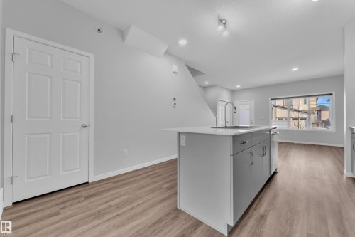 1235 16 Avenue, Edmonton, AB - Indoor Photo Showing Kitchen