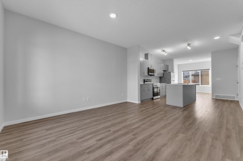 1235 16 Avenue, Edmonton, AB - Indoor Photo Showing Kitchen