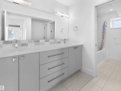 11251 79 Avenue, Edmonton, AB - Indoor Photo Showing Bathroom