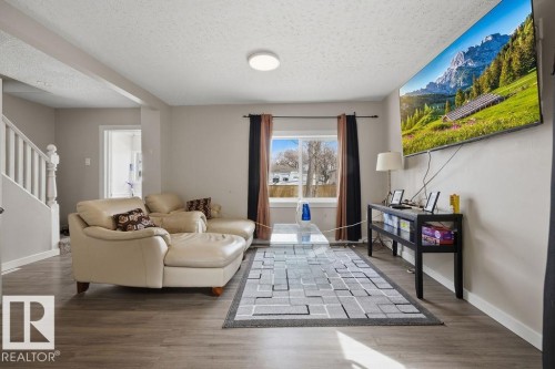 12210 95A Street, Edmonton, AB - Indoor Photo Showing Living Room