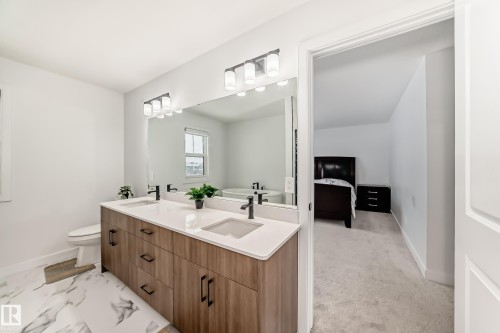 3247 Chernowski Way, Edmonton, AB - Indoor Photo Showing Bathroom