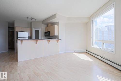 902 10504 99 Avenue, Edmonton, AB - Indoor Photo Showing Kitchen