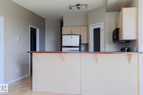 902 10504 99 Avenue, Edmonton, AB - Indoor Photo Showing Kitchen