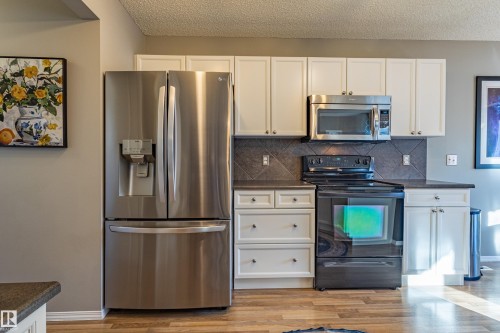 1438 Potter Greens Drive, Edmonton, AB - Indoor Photo Showing Kitchen