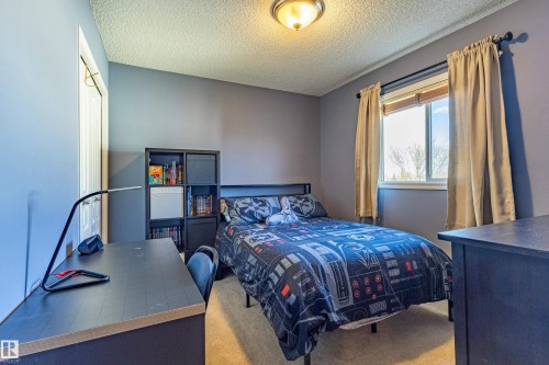 1438 Potter Greens Drive, Edmonton, AB - Indoor Photo Showing Bedroom