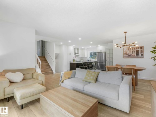 6011 37 Avenue, Edmonton, AB - Indoor Photo Showing Living Room