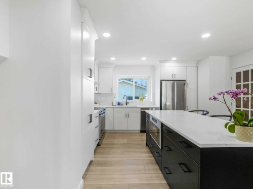 6011 37 Avenue, Edmonton, AB - Indoor Photo Showing Kitchen With Stainless Steel Kitchen With Upgraded Kitchen