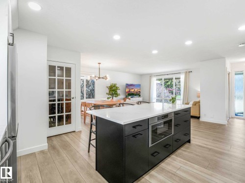 6011 37 Avenue, Edmonton, AB - Indoor Photo Showing Kitchen
