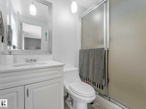 6011 37 Avenue, Edmonton, AB - Indoor Photo Showing Bathroom