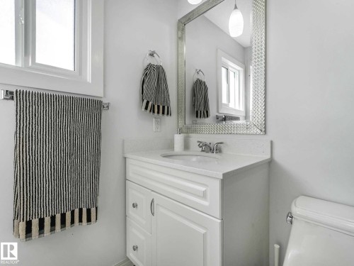 6011 37 Avenue, Edmonton, AB - Indoor Photo Showing Bathroom