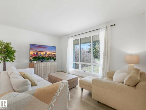 6011 37 Avenue, Edmonton, AB - Indoor Photo Showing Living Room