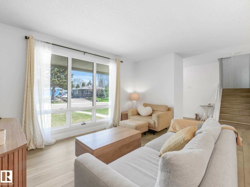 6011 37 Avenue, Edmonton, AB - Indoor Photo Showing Living Room