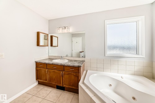 54 Royal Elm Road Nw, Calgary, AB - Indoor Photo Showing Bathroom
