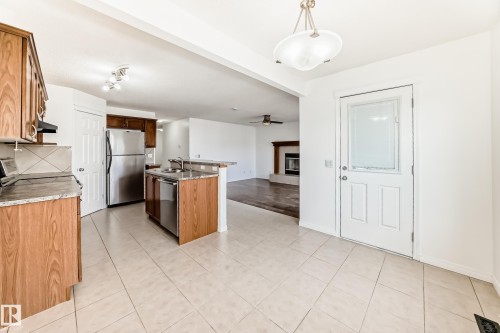 54 Royal Elm Road Nw, Calgary, AB - Indoor Photo Showing Kitchen
