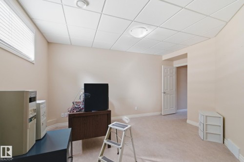 Carpeted interior space with neutral wall tones and a white grid ceiling - 30 Valleyview Ridge, Fort Saskatchewan, AB - Indoor