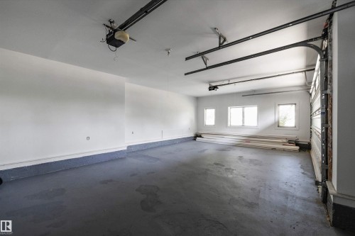 19 Oak Point, St. Albert, AB - Indoor Photo Showing Garage