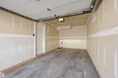 4 320 Secord Boulevard, Edmonton, AB - Indoor Photo Showing Garage