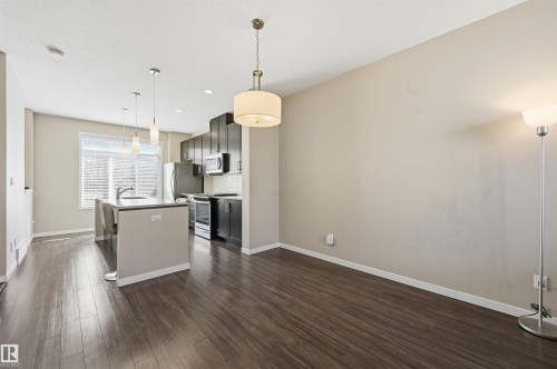 4 320 Secord Boulevard, Edmonton, AB - Indoor Photo Showing Kitchen