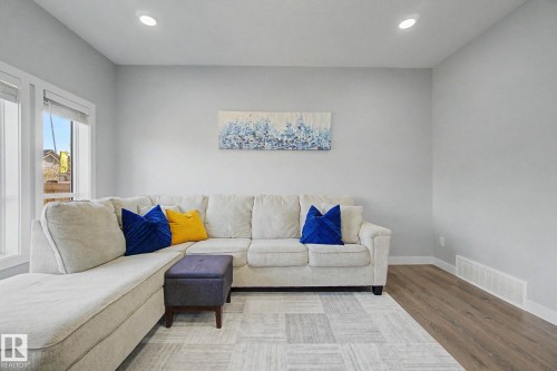 4018 Kinsella Way, Edmonton, AB - Indoor Photo Showing Living Room