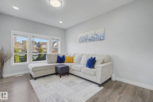 4018 Kinsella Way, Edmonton, AB - Indoor Photo Showing Living Room